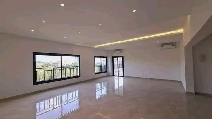 Appartement Haut Standing 5 Pièces avec Salle de Sport – Cocody Danga, Lycée Technique