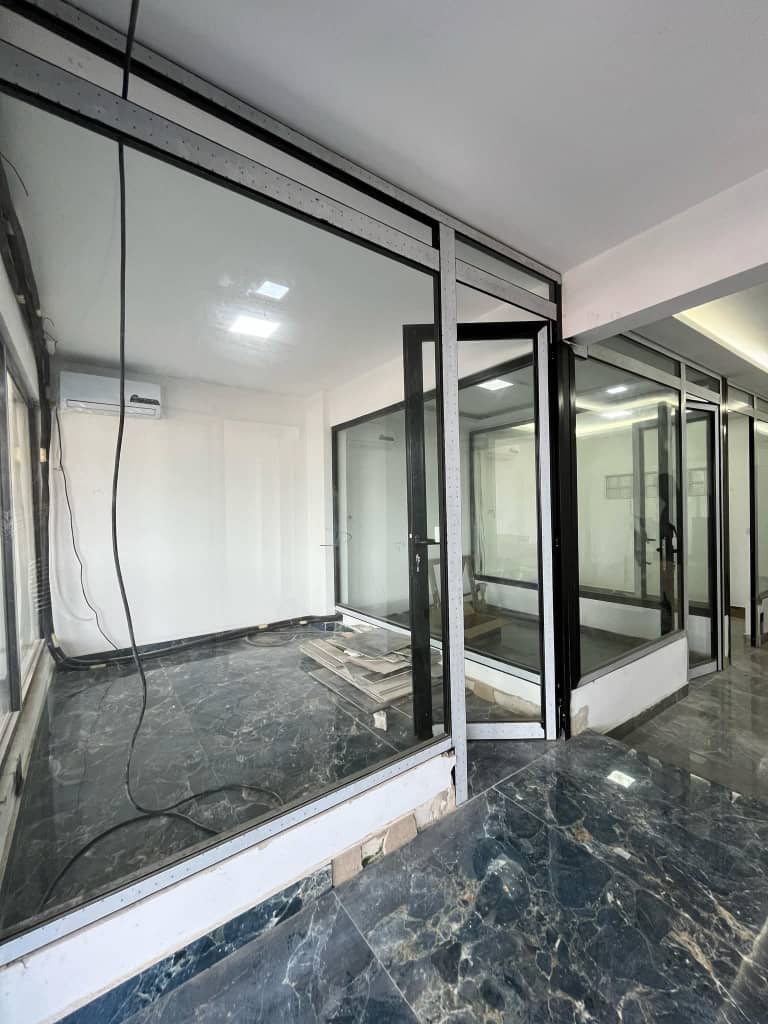 Spacieux Appartement Bureau 9 Pièces – Plateau, Rue du Commerce