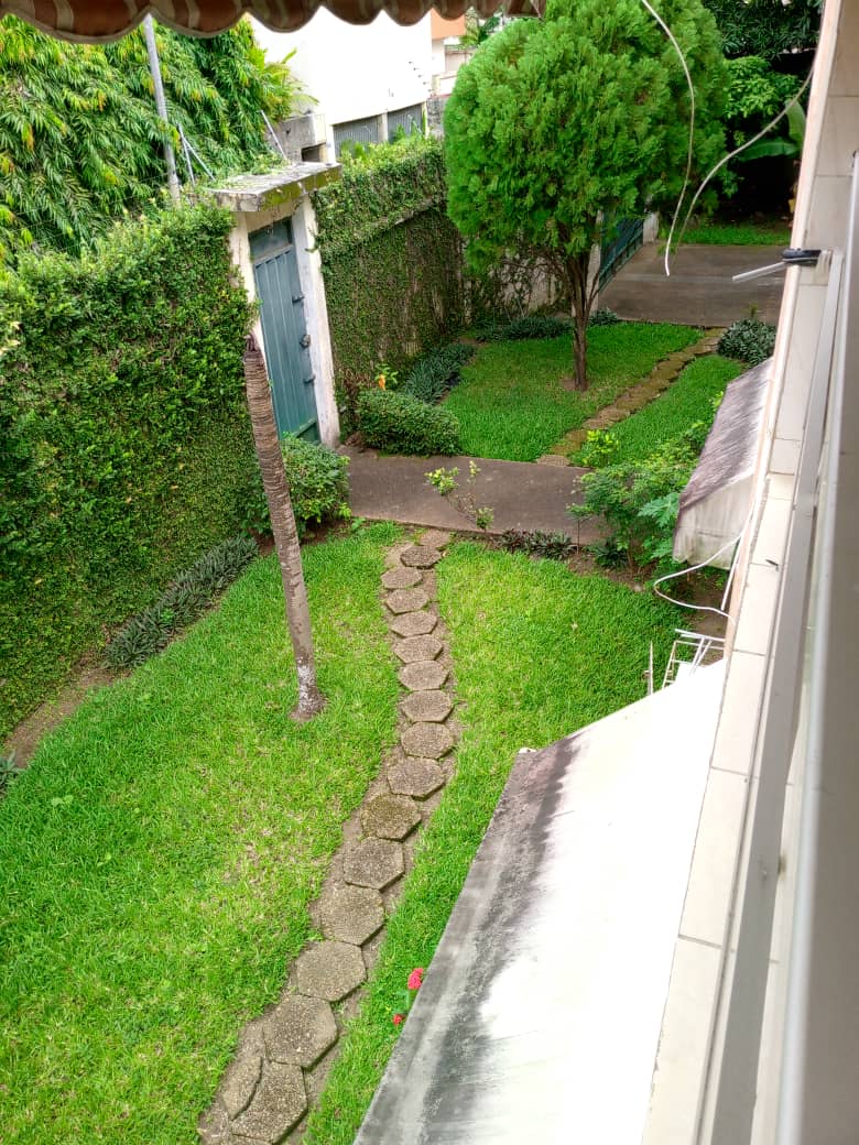 Villa duplex 11 pièces avec grand jardin – Cocody Centre, près de la mairie
