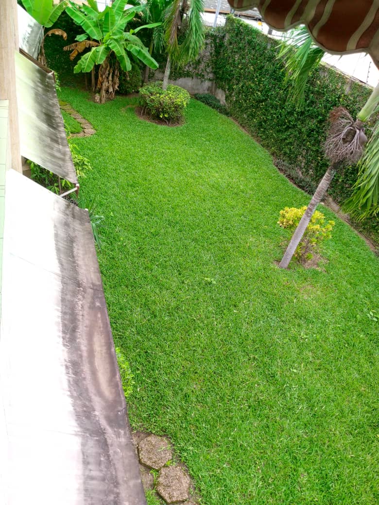 Villa duplex 11 pièces avec grand jardin – Cocody Centre, près de la mairie