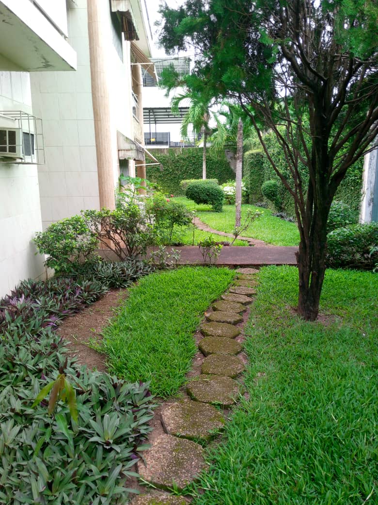 Villa duplex 11 pièces avec grand jardin – Cocody Centre, près de la mairie