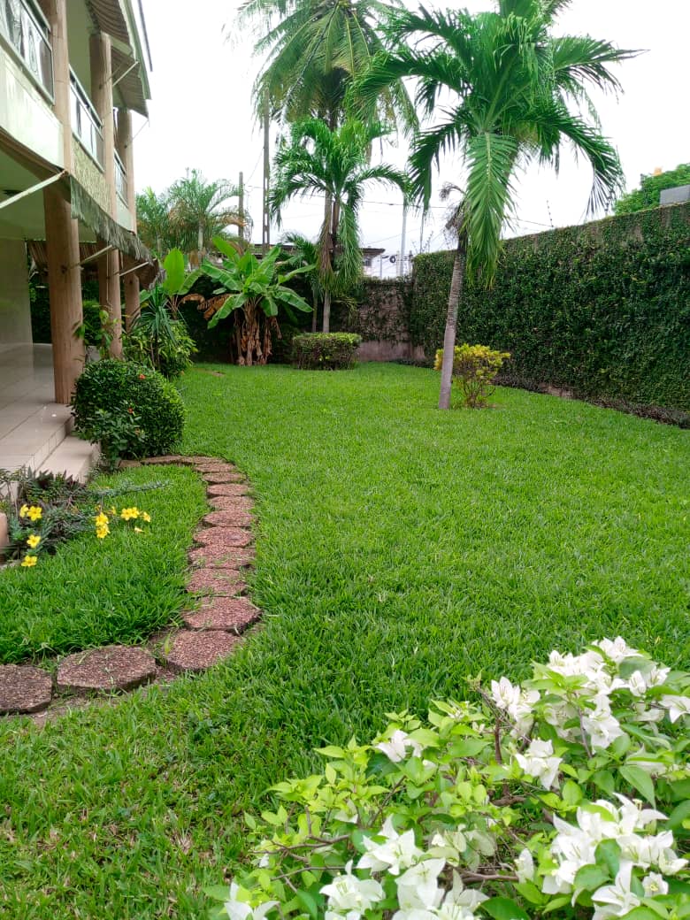 Villa duplex 11 pièces avec grand jardin – Cocody Centre, près de la mairie