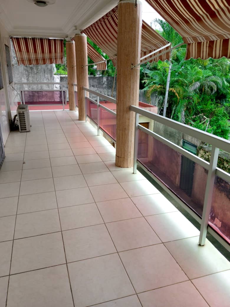 Villa duplex 11 pièces avec grand jardin – Cocody Centre, près de la mairie