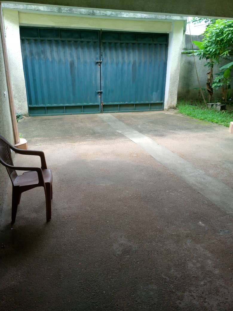 Villa duplex 11 pièces avec grand jardin – Cocody Centre, près de la mairie