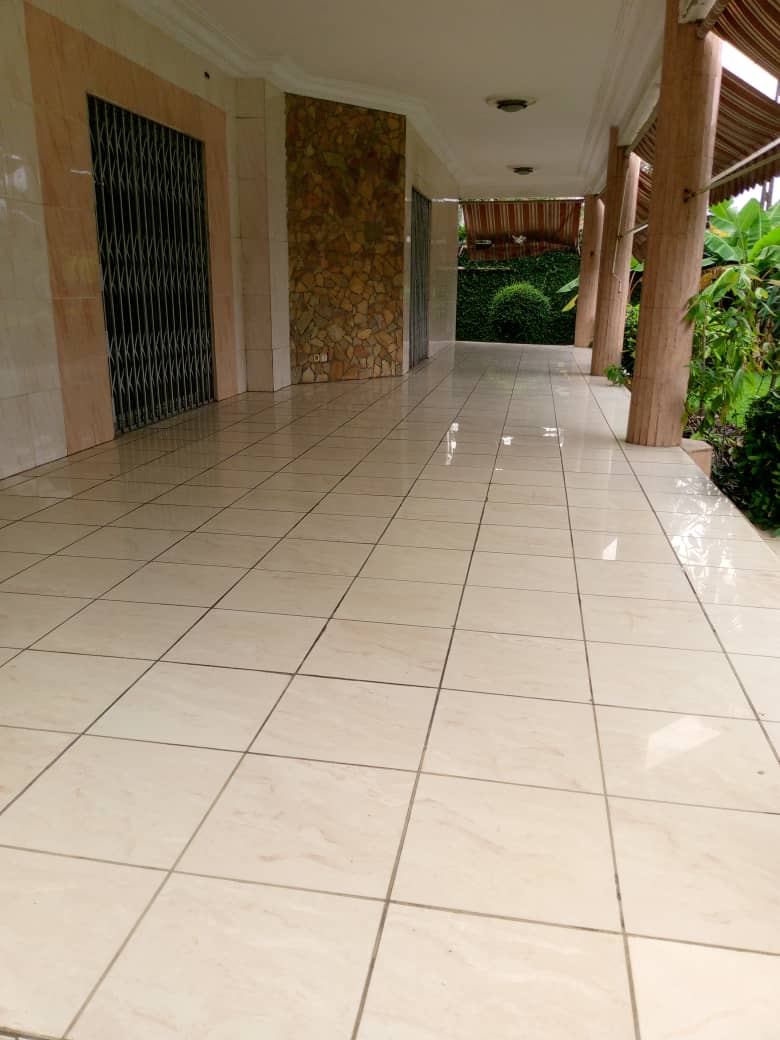 Villa duplex 11 pièces avec grand jardin – Cocody Centre, près de la mairie
