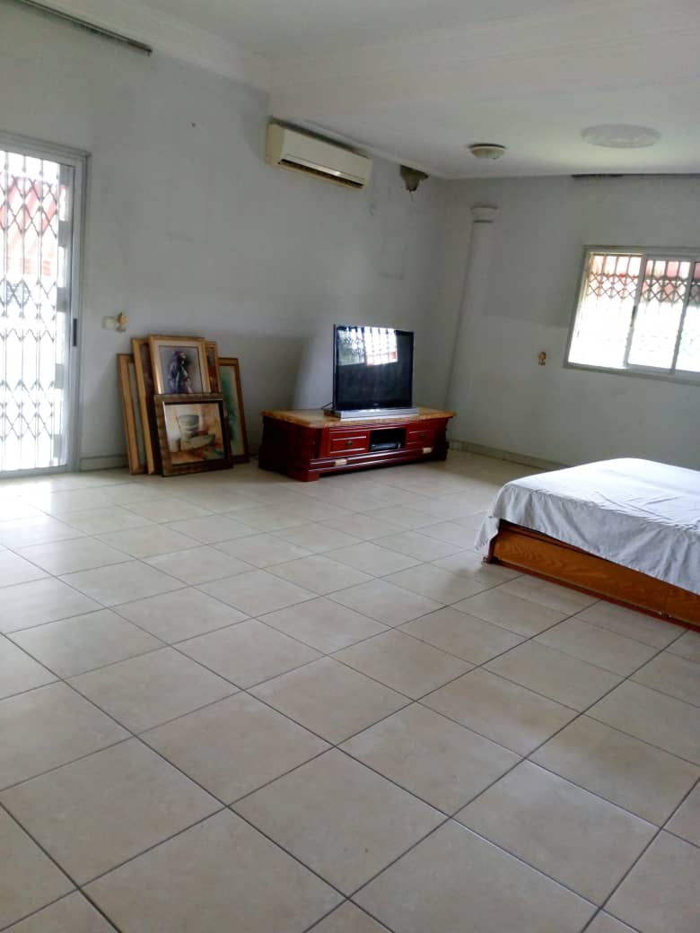 Villa duplex 11 pièces avec grand jardin – Cocody Centre, près de la mairie
