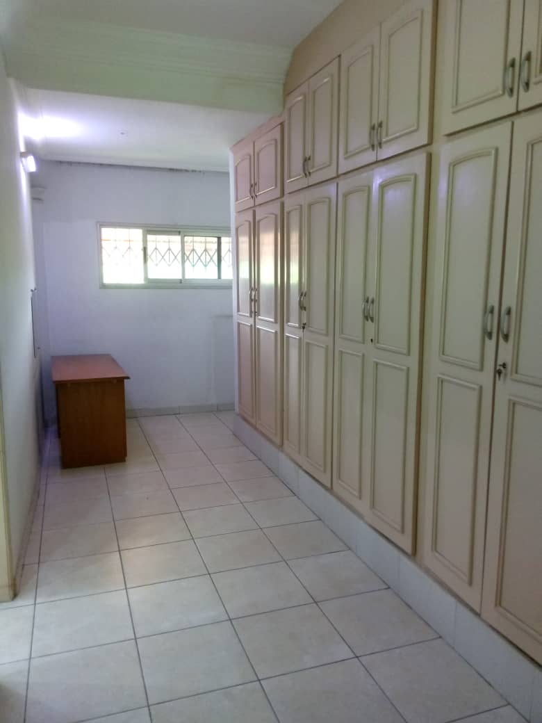 Villa duplex 11 pièces avec grand jardin – Cocody Centre, près de la mairie