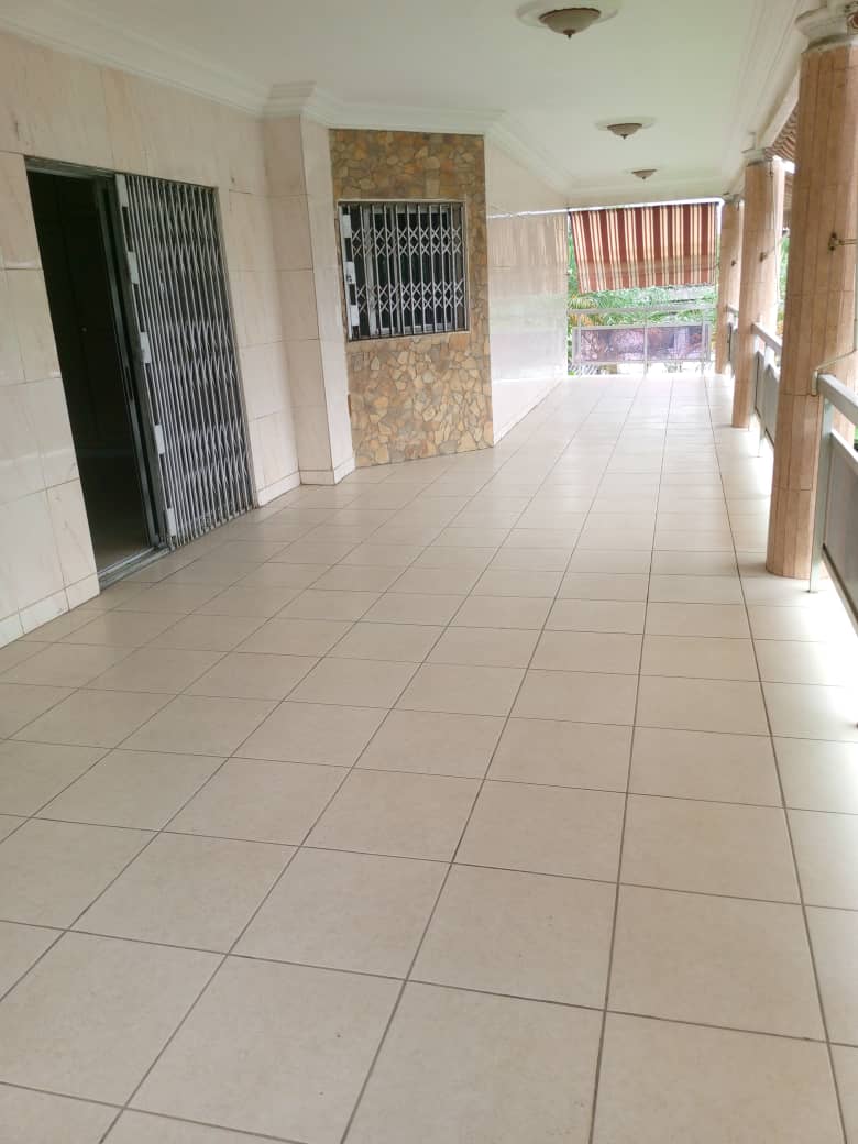 Villa duplex 11 pièces avec grand jardin – Cocody Centre, près de la mairie