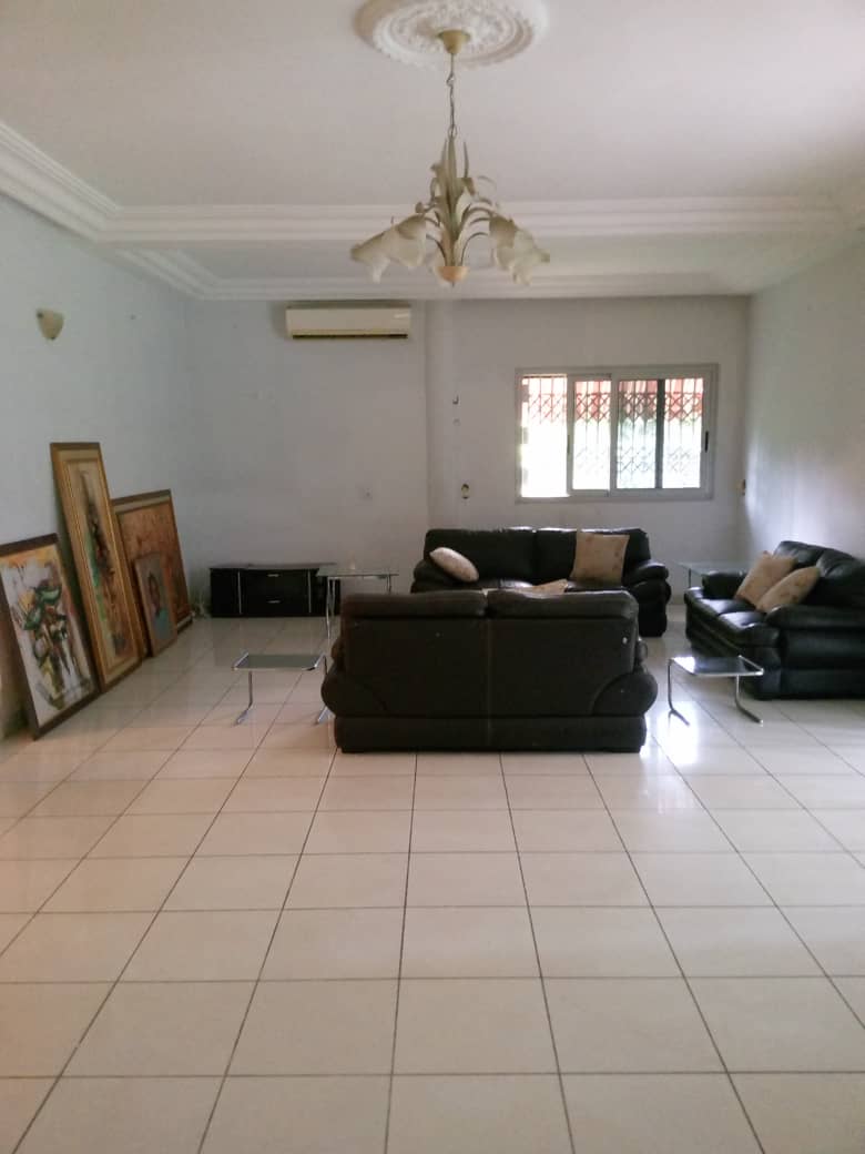 Villa duplex 11 pièces avec grand jardin – Cocody Centre, près de la mairie