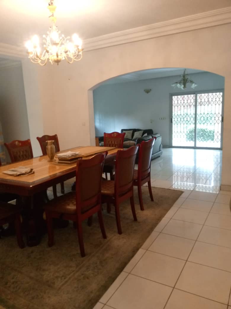 Villa duplex 11 pièces avec grand jardin – Cocody Centre, près de la mairie