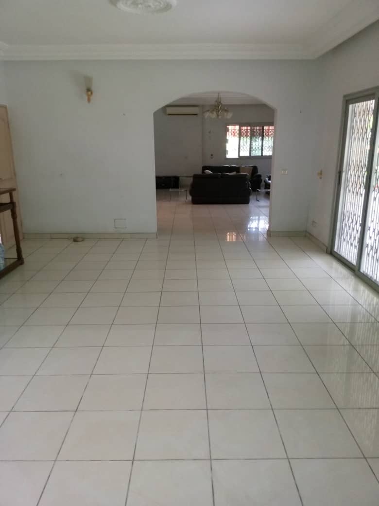 Villa duplex 11 pièces avec grand jardin – Cocody Centre, près de la mairie