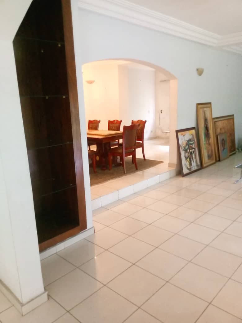 Villa duplex 11 pièces avec grand jardin – Cocody Centre, près de la mairie