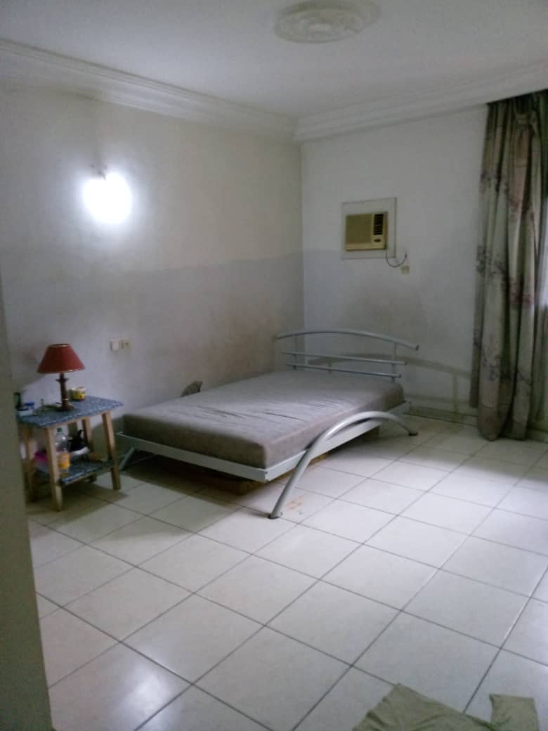 Villa duplex 11 pièces avec grand jardin – Cocody Centre, près de la mairie