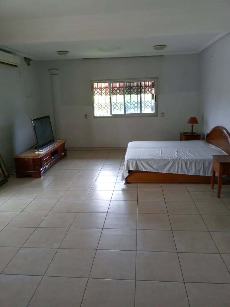Villa duplex 11 pièces avec grand jardin – Cocody Centre, près de la mairie