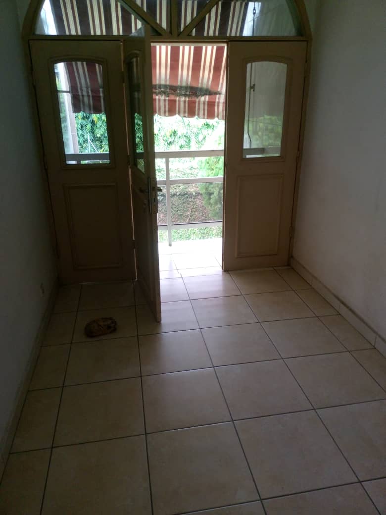 Villa duplex 11 pièces avec grand jardin – Cocody Centre, près de la mairie