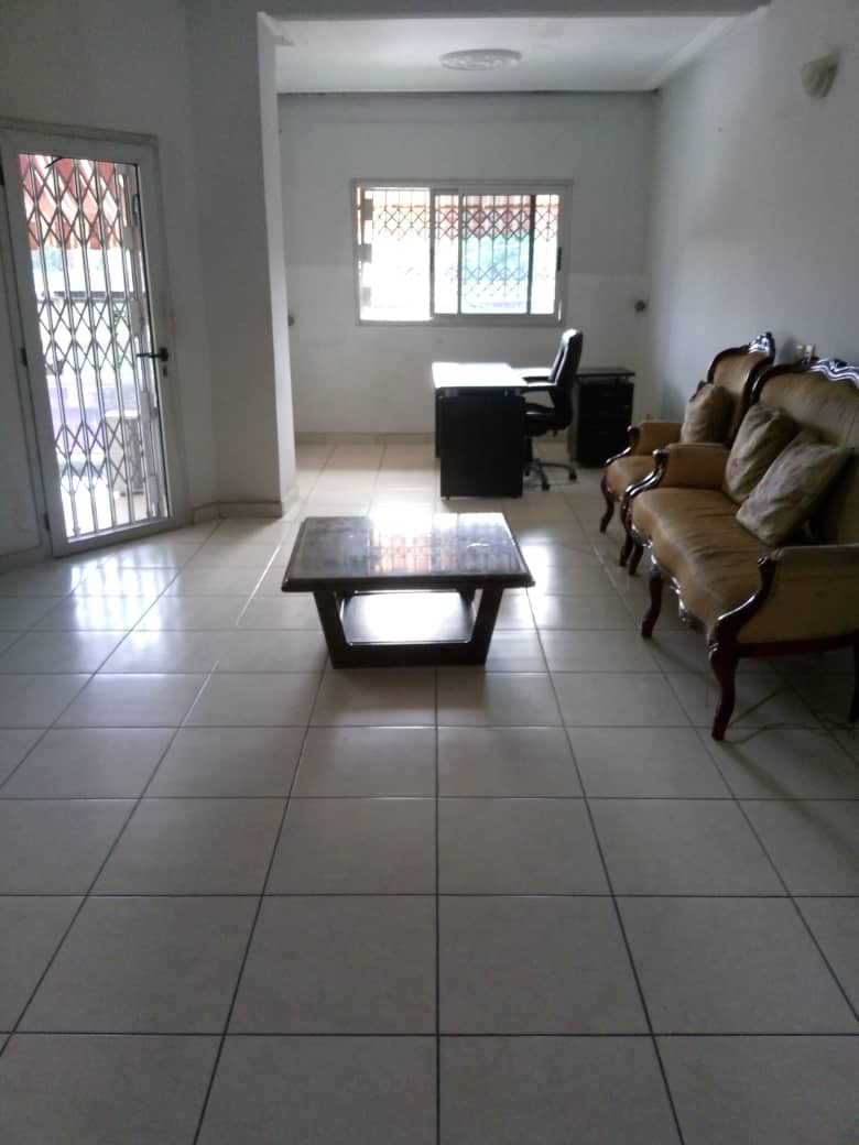 Villa duplex 11 pièces avec grand jardin – Cocody Centre, près de la mairie
