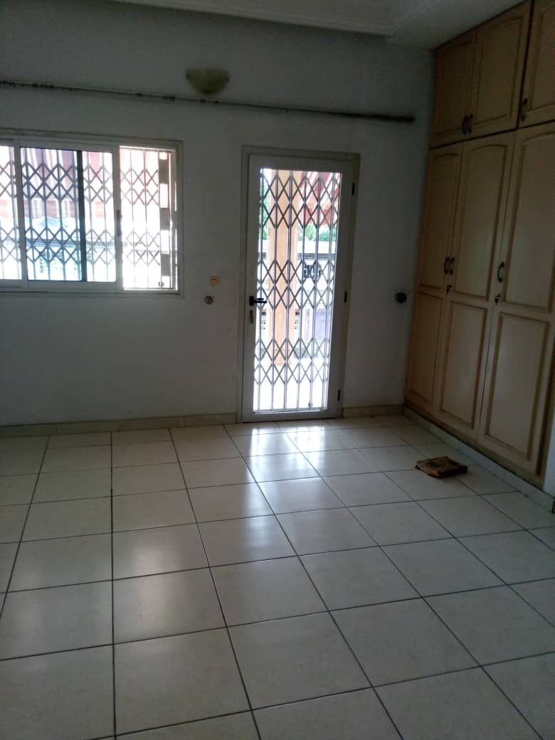 Villa duplex 11 pièces avec grand jardin – Cocody Centre, près de la mairie