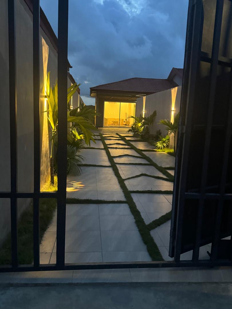 Magnifique Villa Basse 4 Pièces Meublée avec Piscine – À Vendre à Assinie (Rive Gauche, Km 17.90)