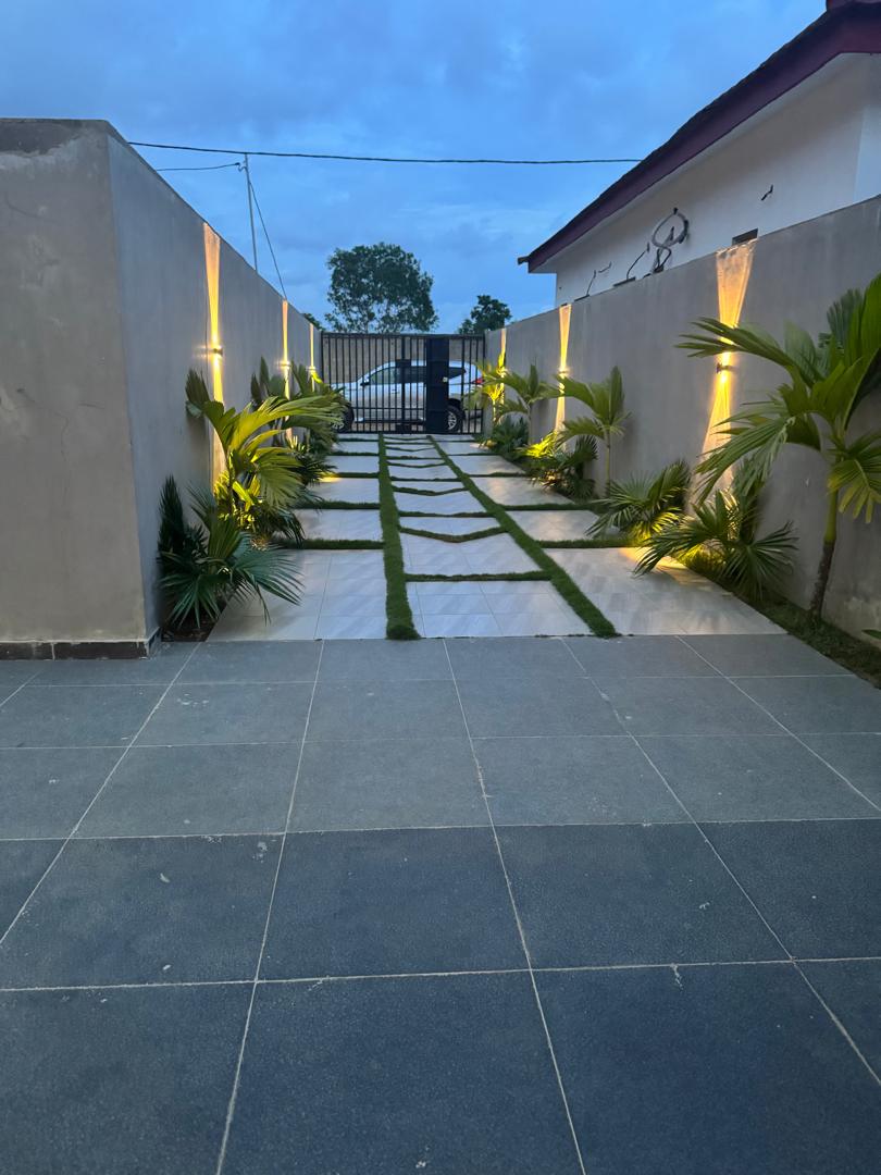 Magnifique Villa Basse 4 Pièces Meublée avec Piscine – À Vendre à Assinie (Rive Gauche, Km 17.90)