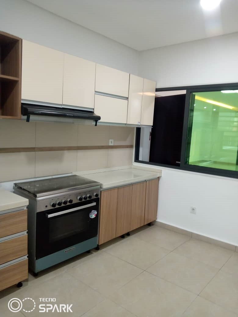 Immeuble R+4 haut standing à louer ou vendre – 2 Plateaux Polyclinique