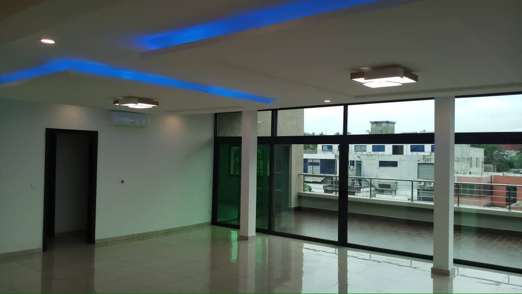 Immeuble R+4 haut standing à louer ou vendre – 2 Plateaux Polyclinique