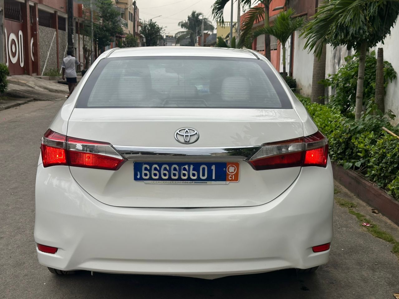 Toyota Corolla 2015 — Essence, Boîte Auto, Cuir, Très Bon État (Cocody Angré)