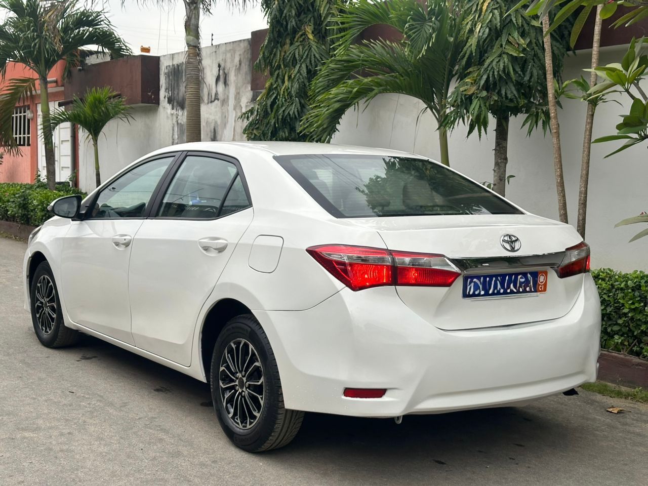 Toyota Corolla 2015 — Essence, Boîte Auto, Cuir, Très Bon État (Cocody Angré)