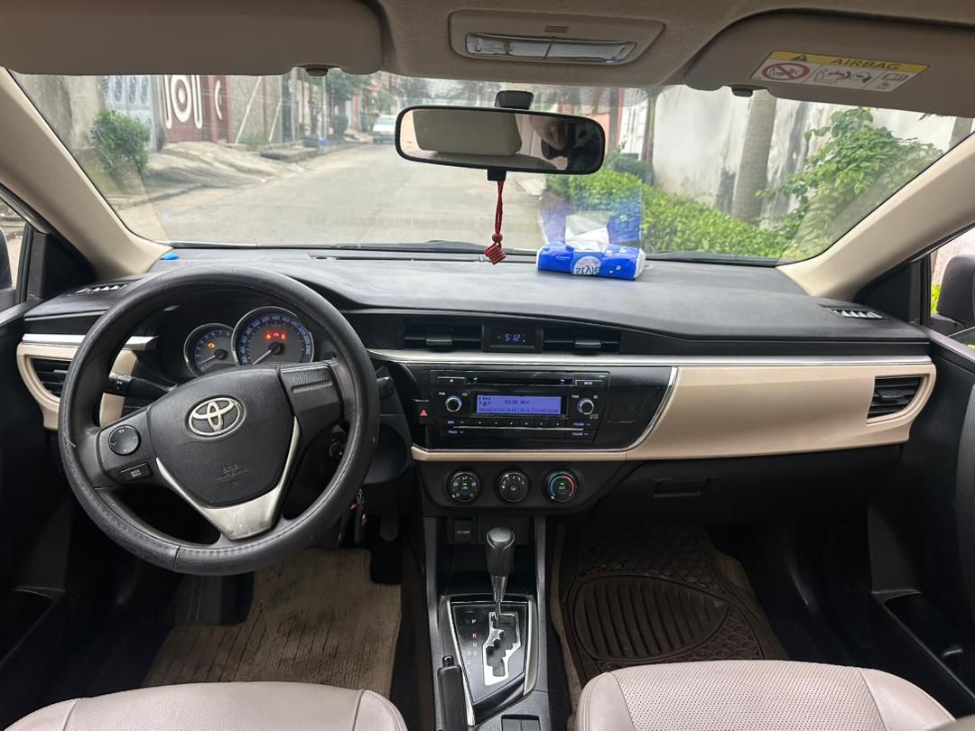 Toyota Corolla 2015 — Essence, Boîte Auto, Cuir, Très Bon État (Cocody Angré)