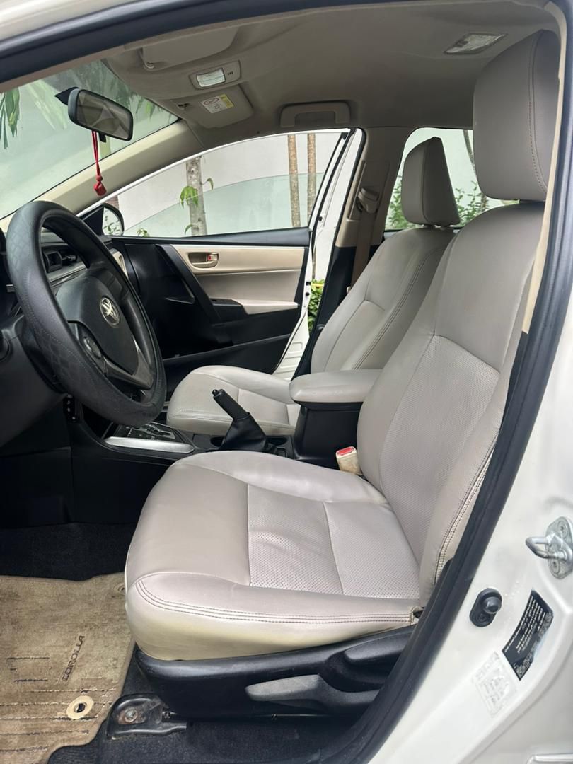 Toyota Corolla 2015 — Essence, Boîte Auto, Cuir, Très Bon État (Cocody Angré)