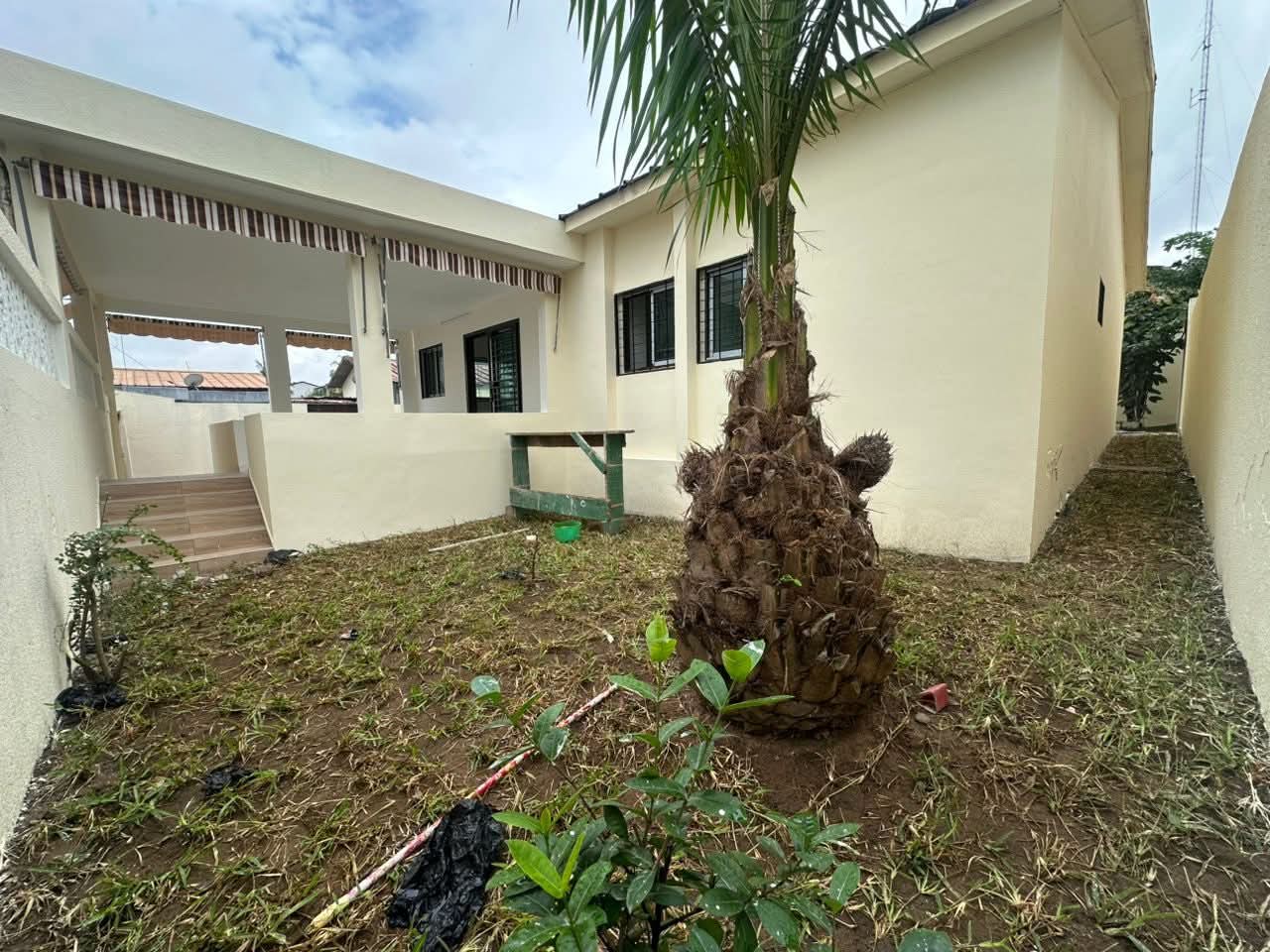 Villa Basse 4 Pièces + Dépendance avec Jardin et Aire de Jeux – Cocody Riviera 3 (près du Lycée Français)