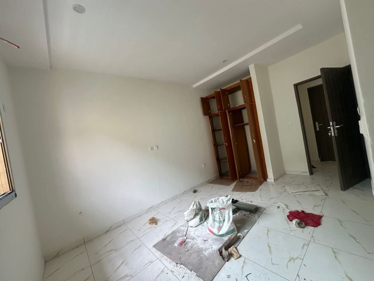 Villa Basse 4 Pièces + Dépendance avec Jardin et Aire de Jeux – Cocody Riviera 3 (près du Lycée Français)