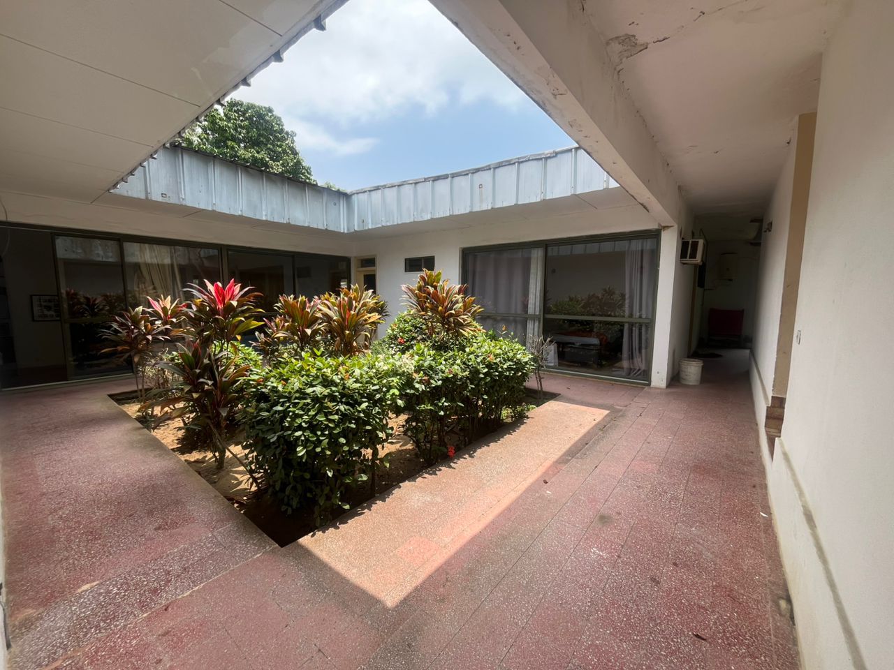 Villa Basse 7 Pièces avec Grand Jardin | Cocody Centre