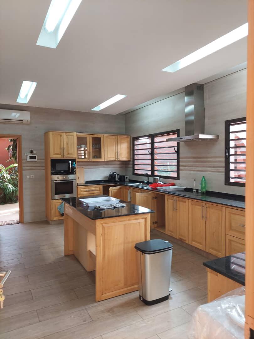 Villa d’Architecte avec Piscine et Jardin – M’Badon