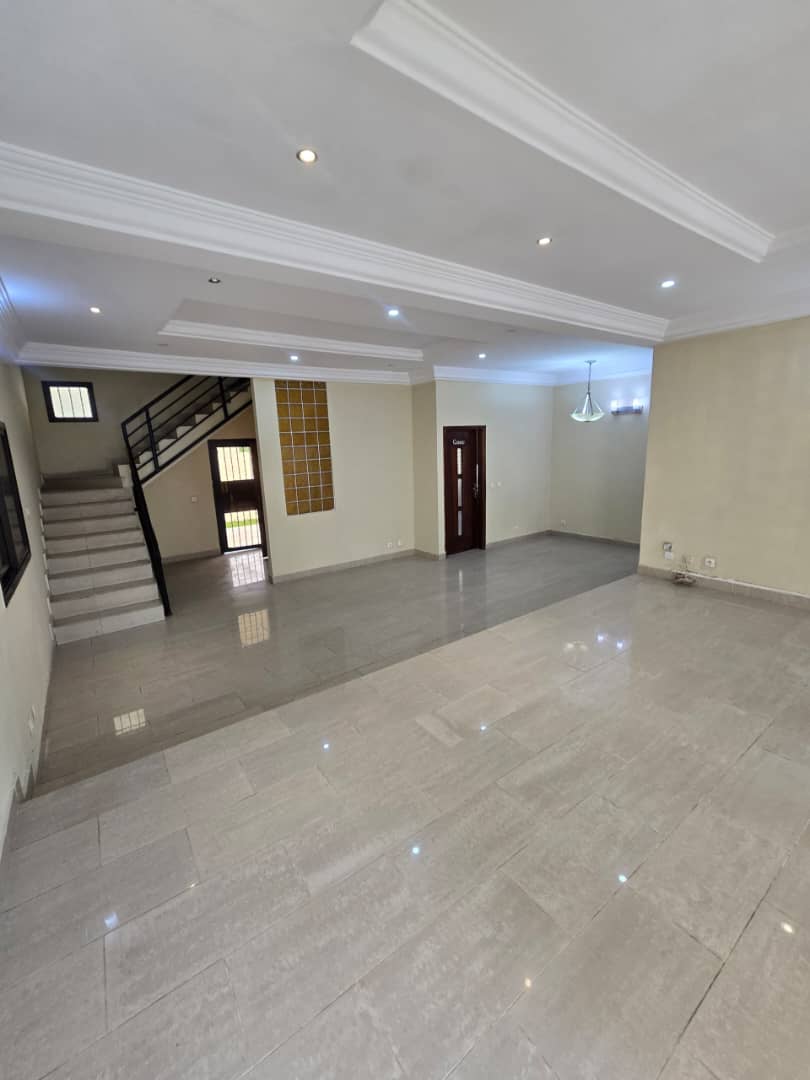 Duplex 6 Pièces avec Jardin & Garage – Abidjan Attoban (30ᵉ Arr.)