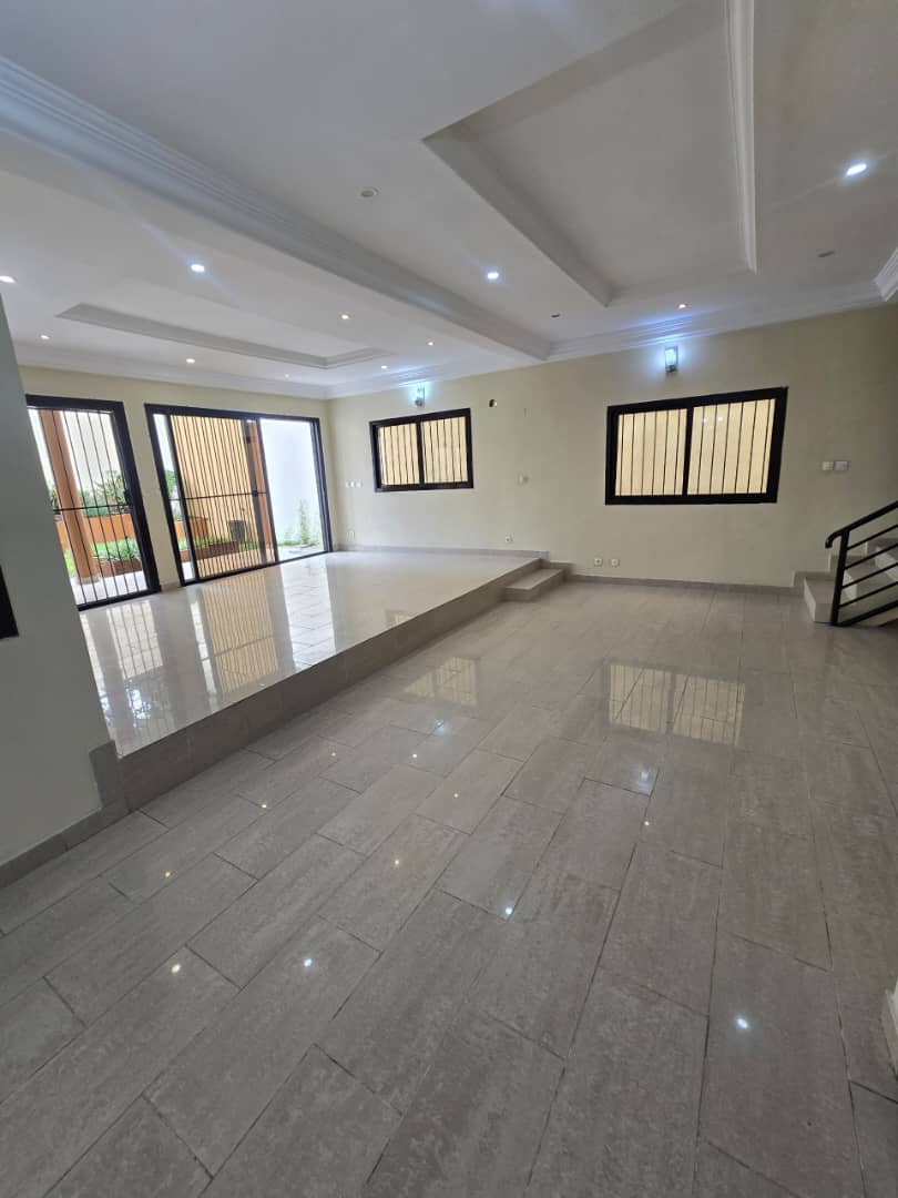 Duplex 6 Pièces avec Jardin & Garage – Abidjan Attoban (30ᵉ Arr.)