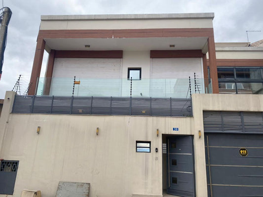 Location ou vente d'une villa triplex de 9 pièces à Faya (Cité Laurier 15)
