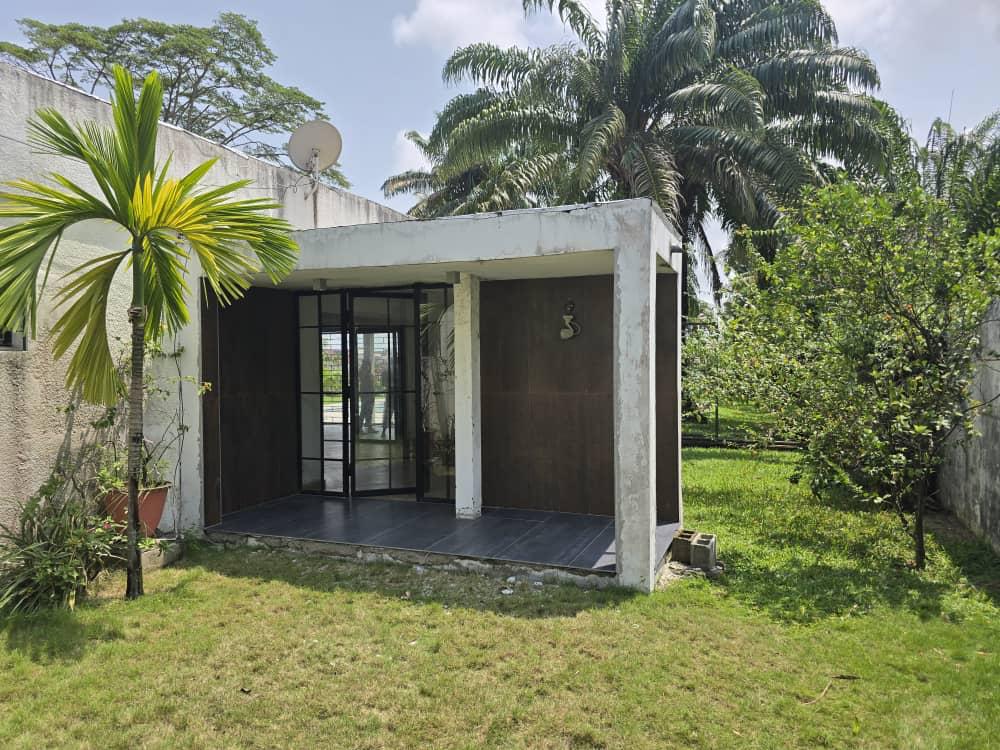 Villa Basse T6 avec Piscine et Vue Lagune – Vridi Cité