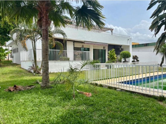Villa 8 Pièces avec Piscine – Cocody Mermoz