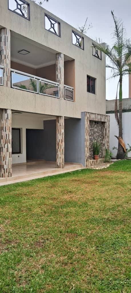 Villa Triplex 10 Pièces Spacieuse – Cocody Riviera M’Badon