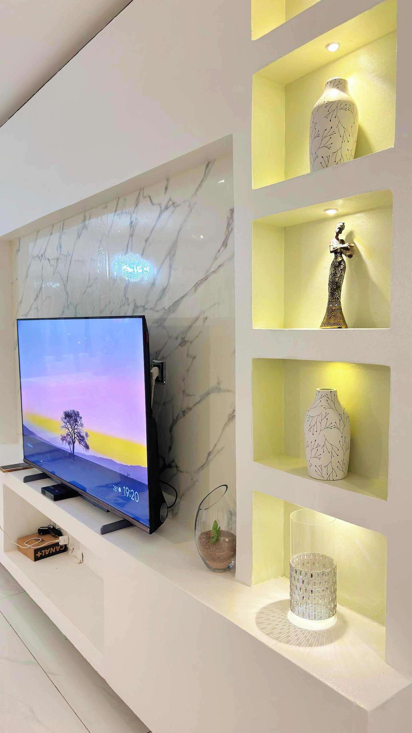 APPARTEMENT MEUBLÉ de 04 pièces au 5e étage ASCENSEUR h24 immeuble BOUNKER
