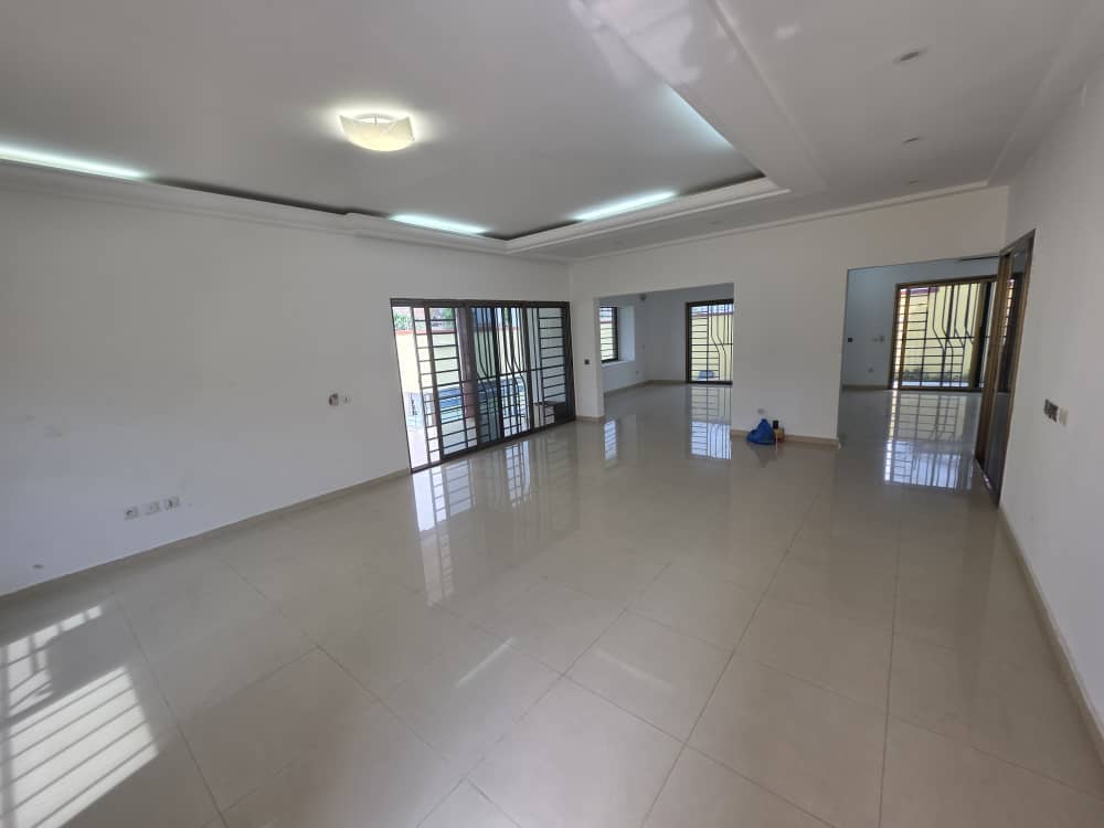 Villa Triplex Haut Standing avec Piscine – Angré Star 12