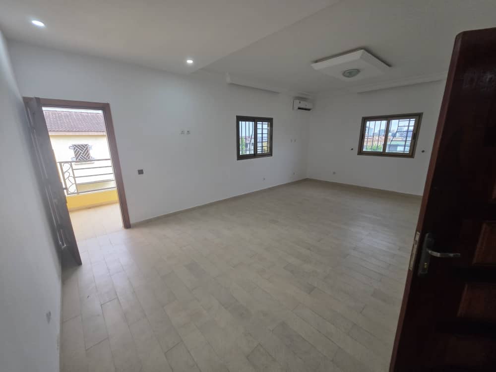 Villa Triplex Haut Standing avec Piscine – Angré Star 12