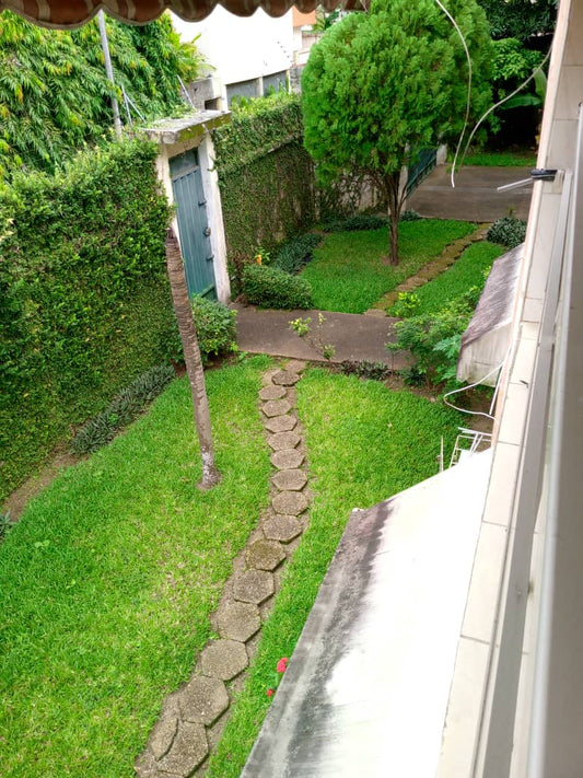 Villa duplex 11 pièces avec grand jardin – Cocody Centre, près de la mairie
