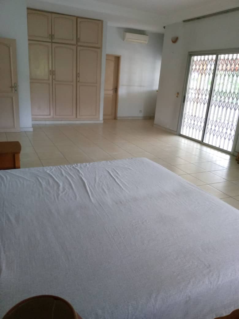 Villa duplex 11 pièces avec grand jardin – Cocody Centre, près de la mairie