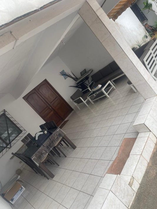 Villa Basse Moderne de 4 Pièces + 3 Dépendances avec Grand Parking et Jardin – Riviera Jardin