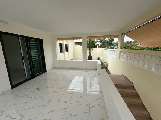 Villa Basse 4 Pièces + Dépendance avec Jardin et Aire de Jeux – Cocody Riviera 3 (près du Lycée Français)